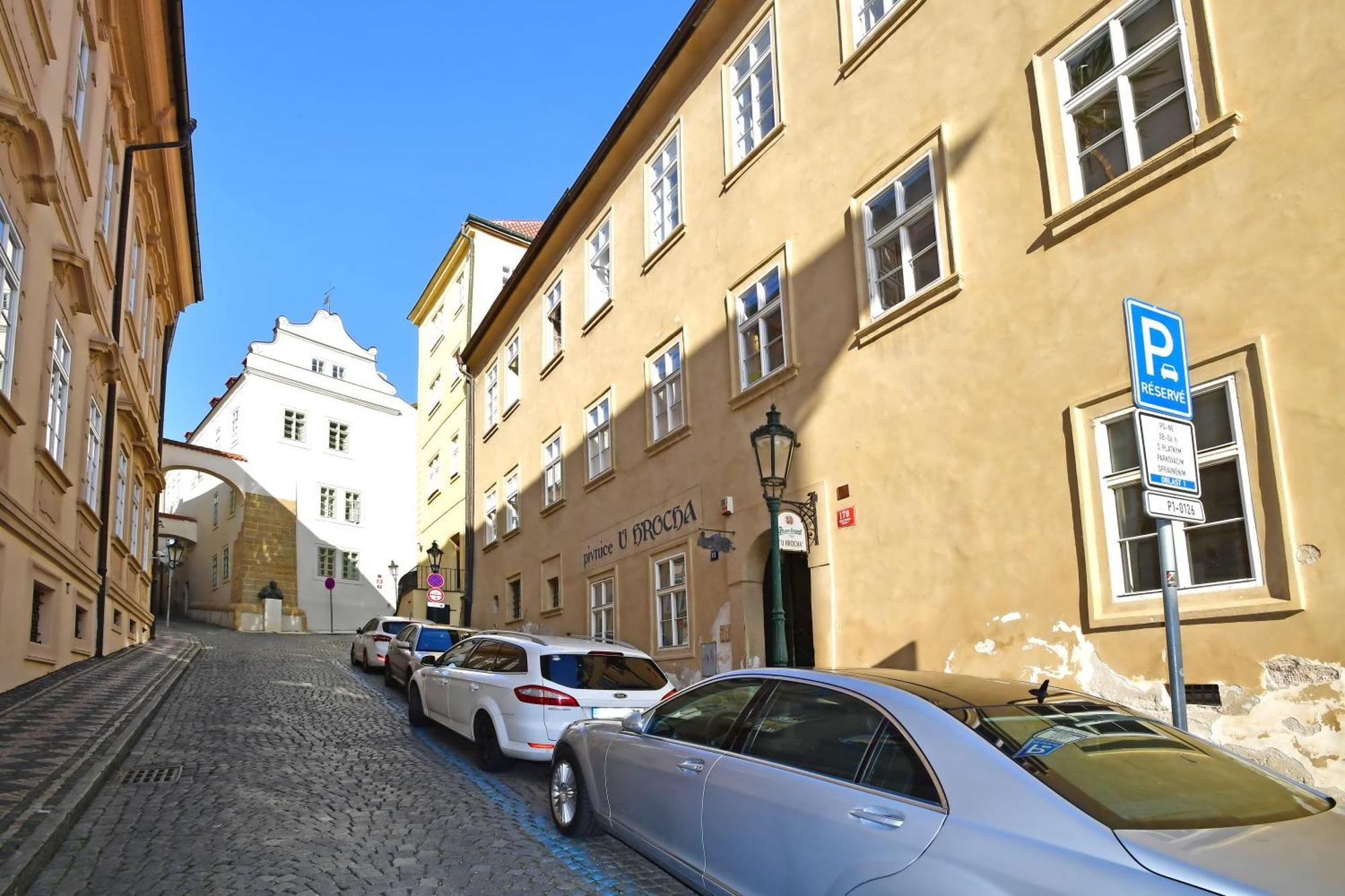 Romantic Under The Castle Apartment